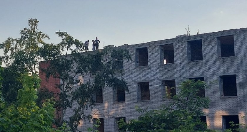 В Кузнецке подростки бегают по крыше строящегося здания 