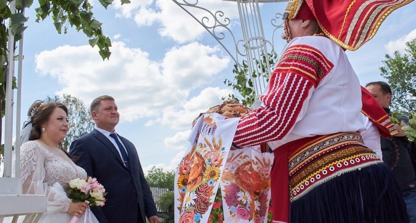 В канун Святой Троицы в Пензенской области пару поженили по особым традициям
