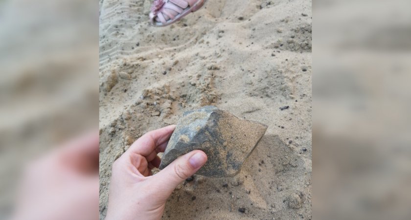 В Пензе на детскую площадку привезти песок с булыжниками 