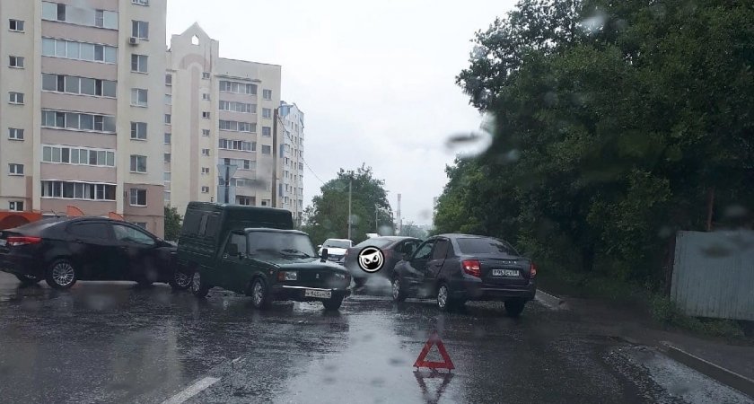 Очевидцы рассказали о большом ДТП на Чапаева в Пензе