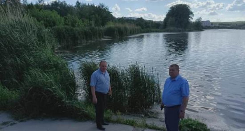 В Пензе расчищают пруд у горбольницы №6