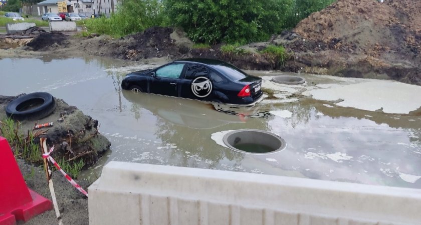В Пензе на улице Рябова из-за дождя «утонул» автомобиль