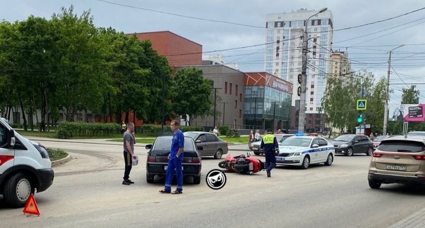 В Пензе дорогу не поделили мотоциклист и легковушка 