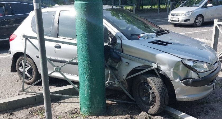 В Пензе на Захарова легковушка снесла забор