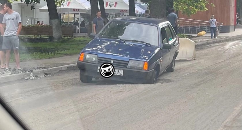 На улице Лермонтова в Пензе авто провалилось в огромную яму