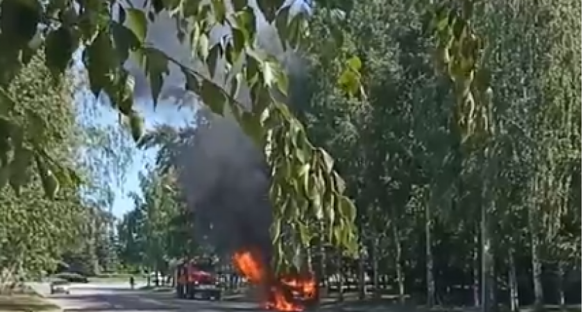 В Пензе на дороге полыхает УАЗик 