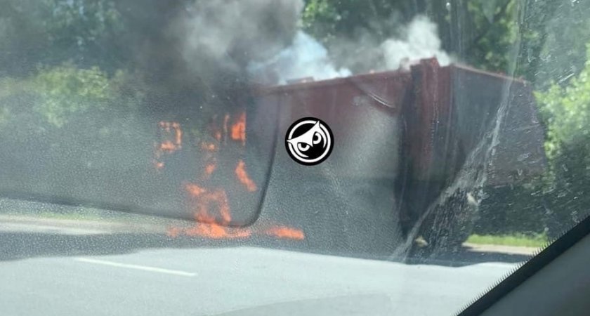 В Пензе около кладбища загорелся мусоровоз