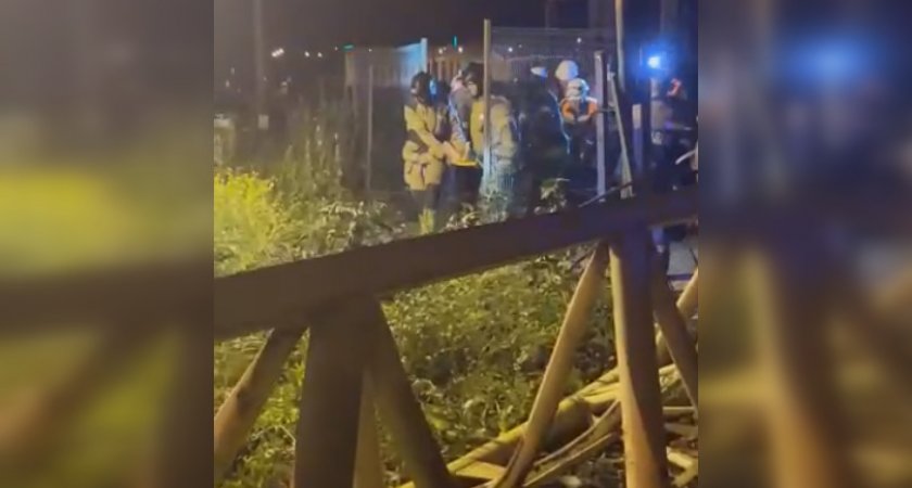 На место падения башенного крана приехали спецслужбы 