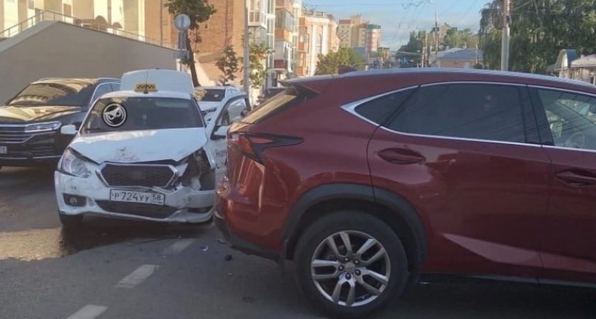 В Пензе такси разбилось в жестком ДТП на Володарского
