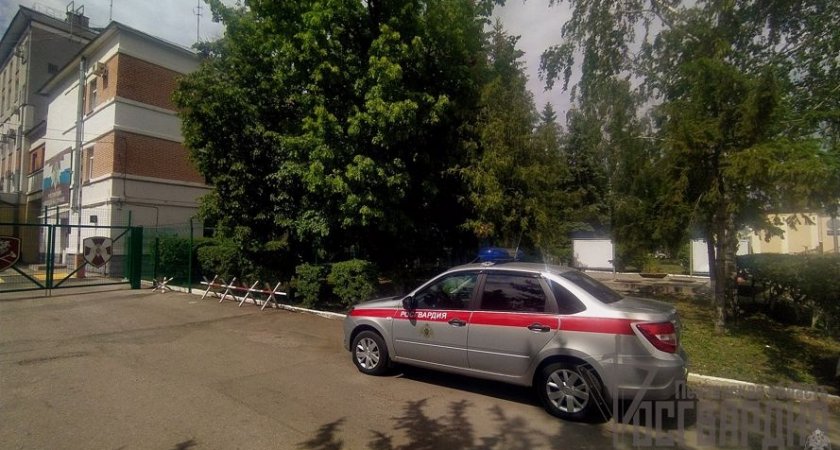 Пензенец ломился с ножом в квартиру соседа и угрожал его убить