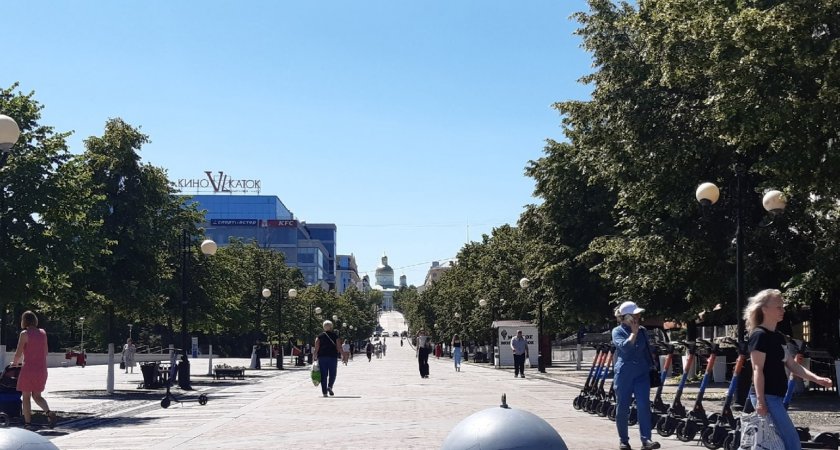 В верхней части Московской в Пензе ездят машины 