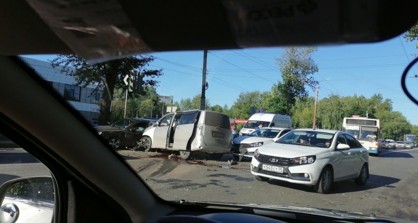 В Пензе на Калинина произошла массовая авария: на месте работают медики