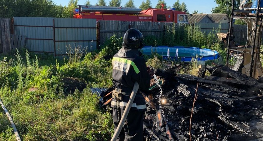 Ранним утром в Пензенской области дотла сгорела баня