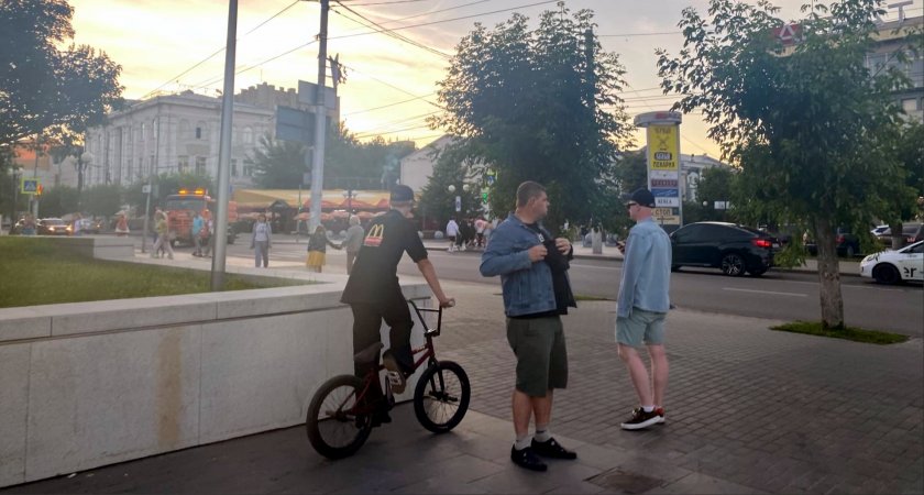 Двое за вечер: велосипедист и мальчик на самокате наехали на пензячку в центре города