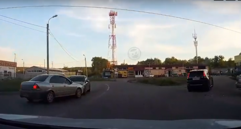 Момент столкновения лоб в лоб двух легковушек в Арбеково попал на камеру