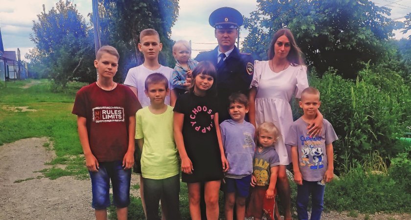 Полицейский из Пензы рассказал о своей любви и семье, в которой растет 8 детей