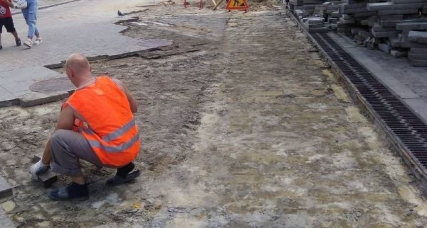 В Пензе на Московской на месте обвала плитки делают ремонт