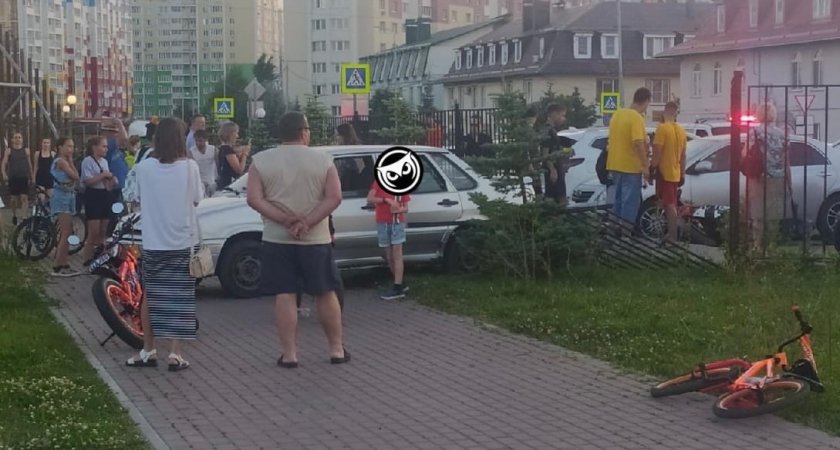 Пензенец на отечественной легковушке влетел на парковку, пробив ограждение