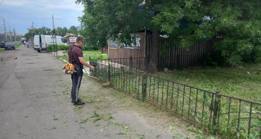 В Ленинском районе Пензы убирают мусор и косят траву