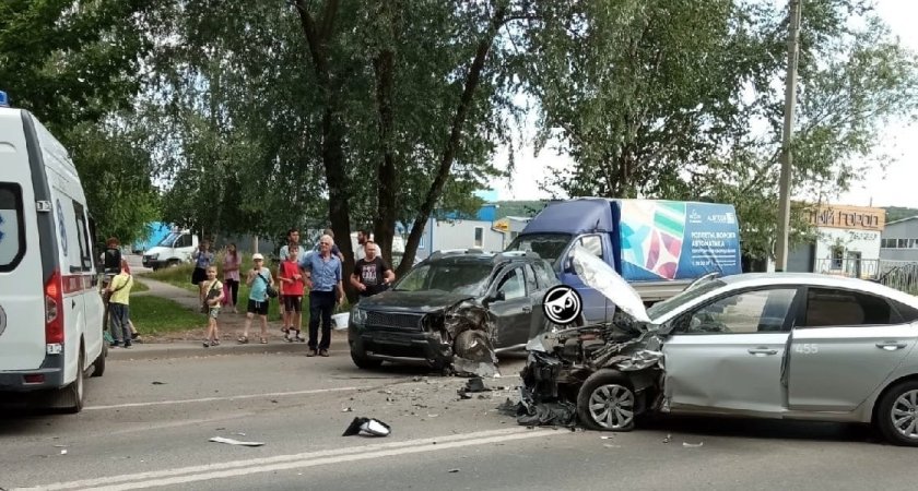 Появилось видео аварии на Ладожской в Пензе, где пострадали мужчина и женщина