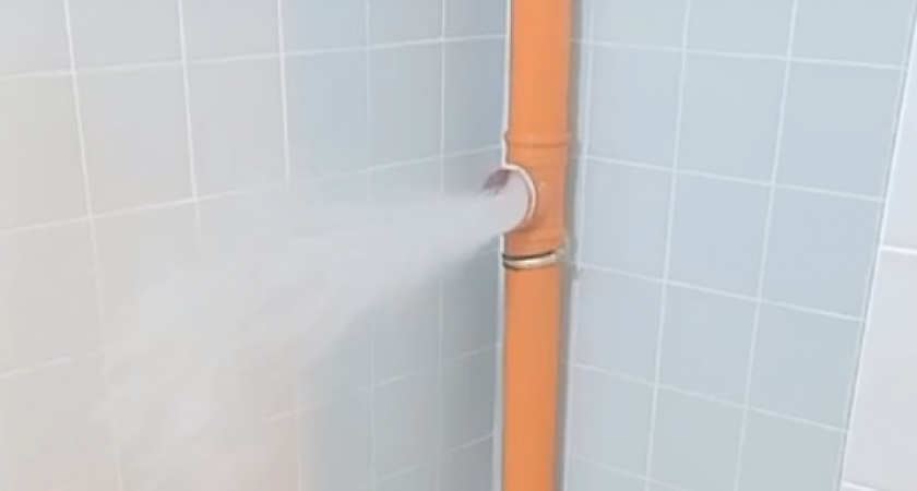 В Пензе из-за ливня в подъезде дома прорвало трубу