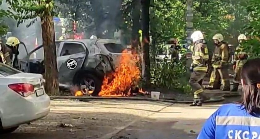 На ул. Калинина в Пензе 14 человек тушили горящий Opel Mokka