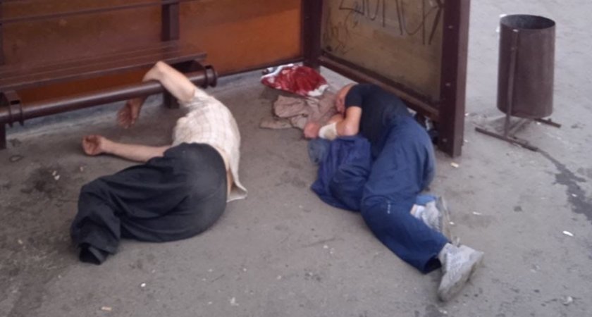 Пензенцы жалуются на спящих на остановке “Улица Чкалова” бездомных