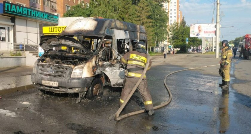 Опубликовали видео горящего микроавтобуса на проспекте Победы в Пензе
