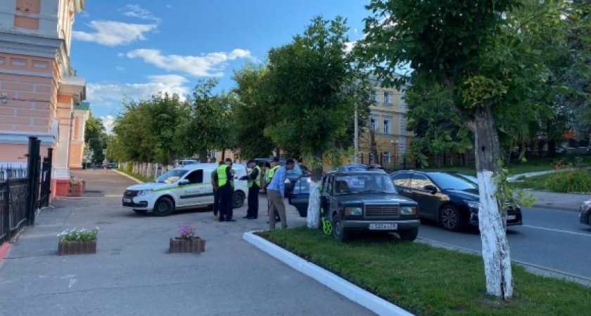 На улице Володарского в Пензе ВАЗ-2107 врезался в дерево