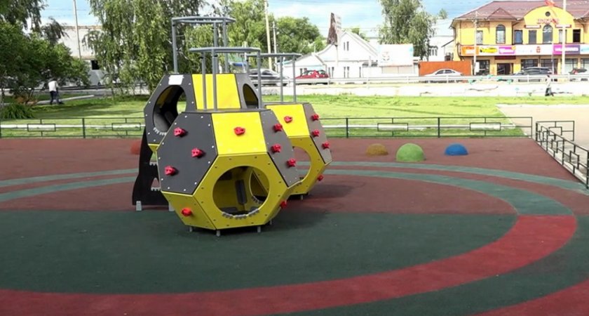 В Бессоновке установили антивандальную детскую площадку