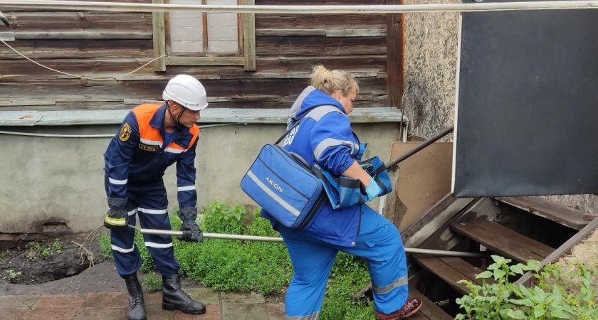 Пензенские спасатели спрятали злую собаку, которая не пускала медиков к больному 