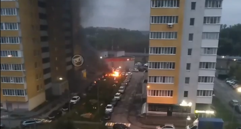 В Сети появилось видео горящей машины на проспекте Победы в Пензе