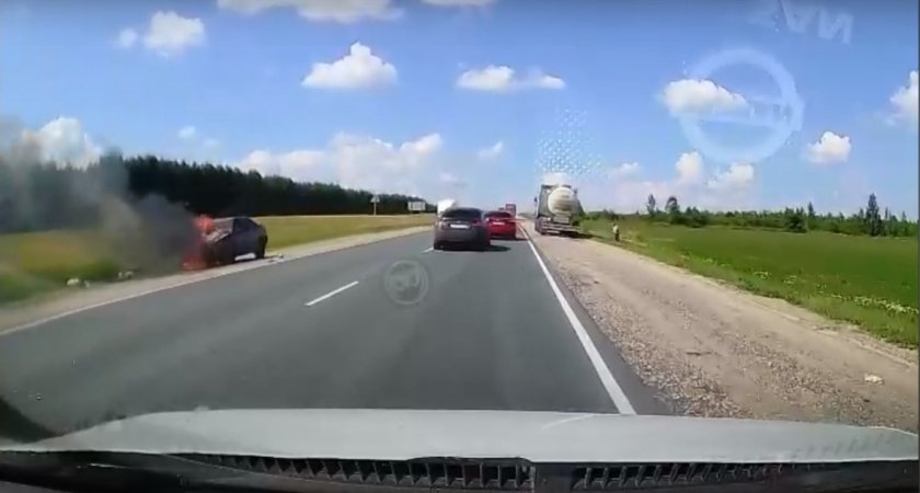 На трассе в районе Богословки в Пензенской области вспыхнул легковой автомобиль