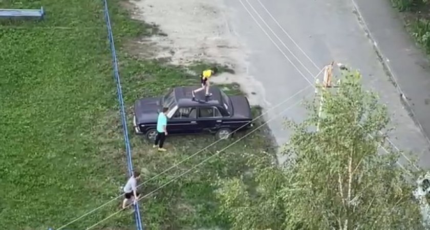 В Терновке девочка попрыгала на крыше ВАЗа во дворе