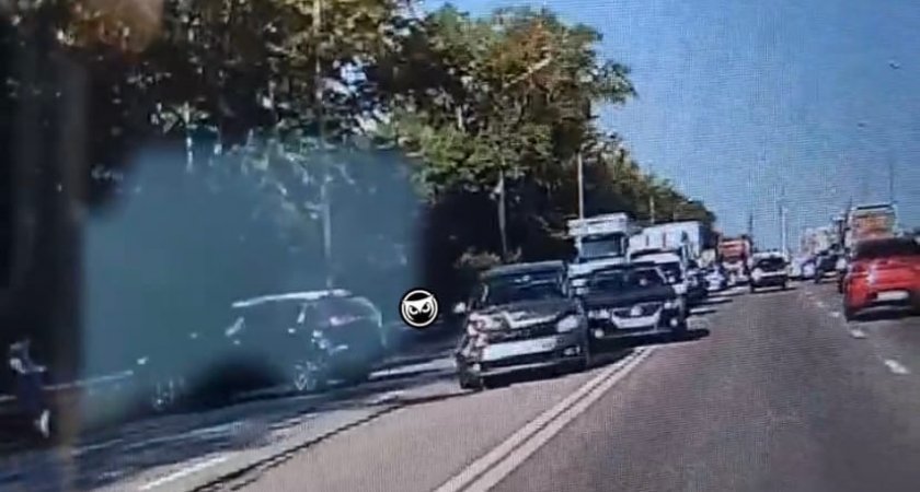 Перегородили обе полосы: на выезде из Пензы образовалась пробка 