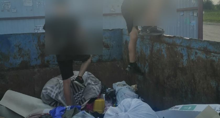 Двое мальчиков в Заре бегают по мусорке 