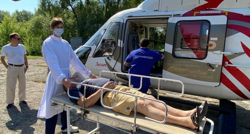 Двух пациентов с больным сердцем срочно доставили на вертолете в Пензу