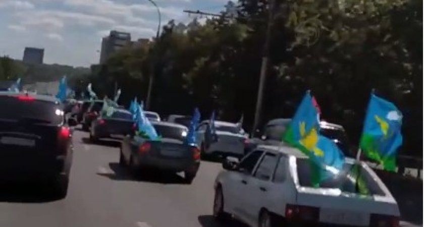 В Пензе десантники проехались колонной с флагами "За ВДВ"