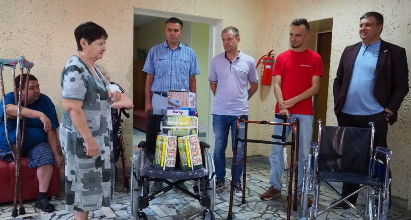 В Пензенской области жителям ЛДНР подарили инвалидные коляски, ходунки и опорные трости