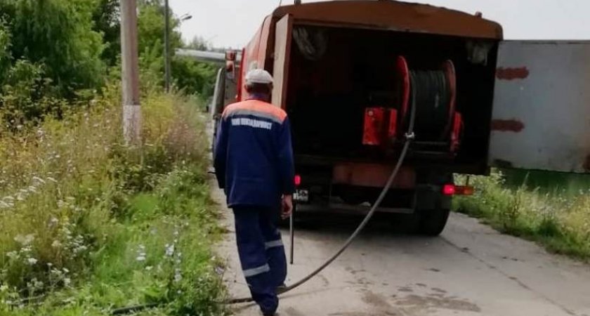 Коммунальщики приступили к очистке водоема возле городской больницы №6 