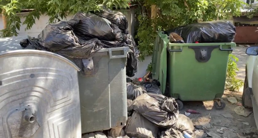 В центре Пензы полгода тухнут мешки с мусором
