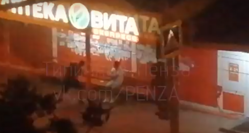 Ночью на остановке в Пензе прошла битва алкорыцарей