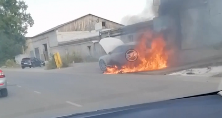 В Заречном вспыхнула припаркованная иномарка