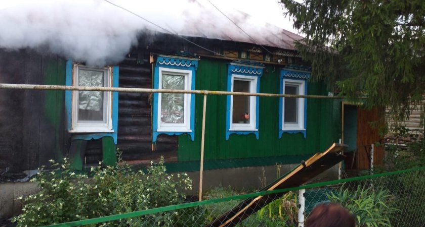 Пять огнеборцев тушили ночью полыхающий дом в Пензенской области 