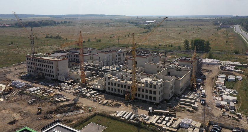 «Я поражен результатами»: Олег Ягов – о строительстве новой школы в Спутнике