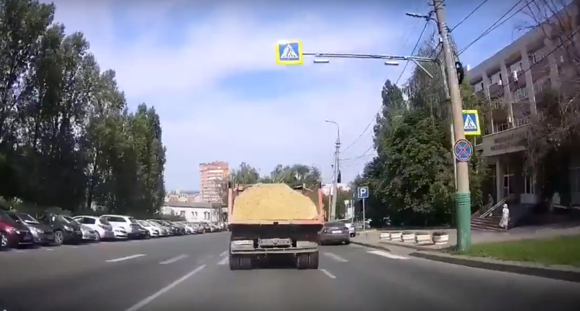 В сети появилось видео опасного маневра КамАЗа перед опрокидыванием 