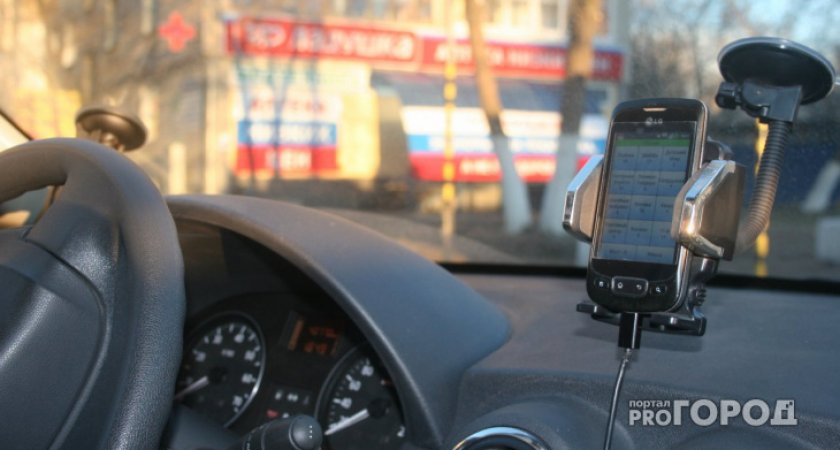В Пензе из припаркованной машины украли 8 тысяч рублей
