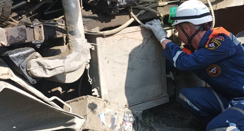 В Пензе спасатели искали пострадавших под самосвалом с песком