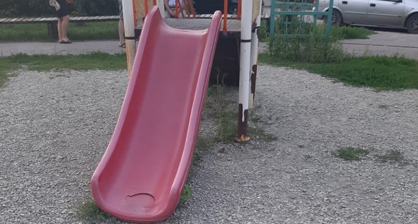 В Пензе девочка пострадала, съехав с горки на детской площадке