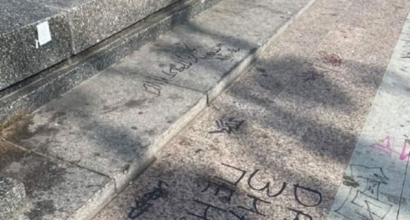 Полицейские разыскивают "художников" надписей на площади Ленина 